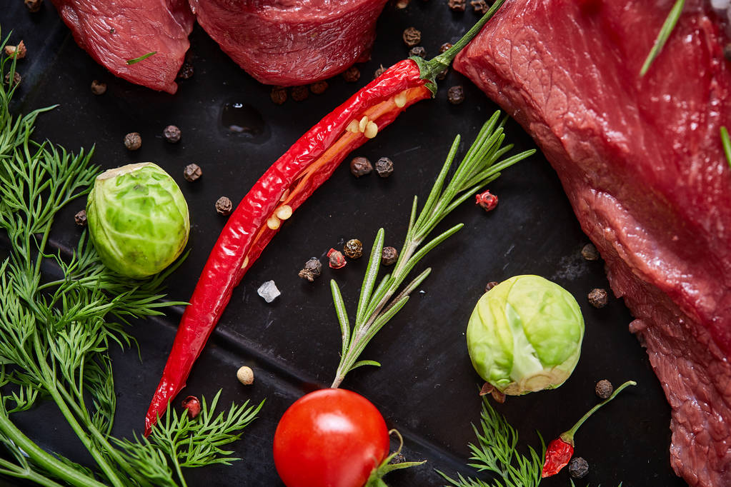 Sebzeler, otlar ve metal tepsi, yakın çekim, seçici odak spicies çiğ biftek düz lay - Fotoğraf, Görsel