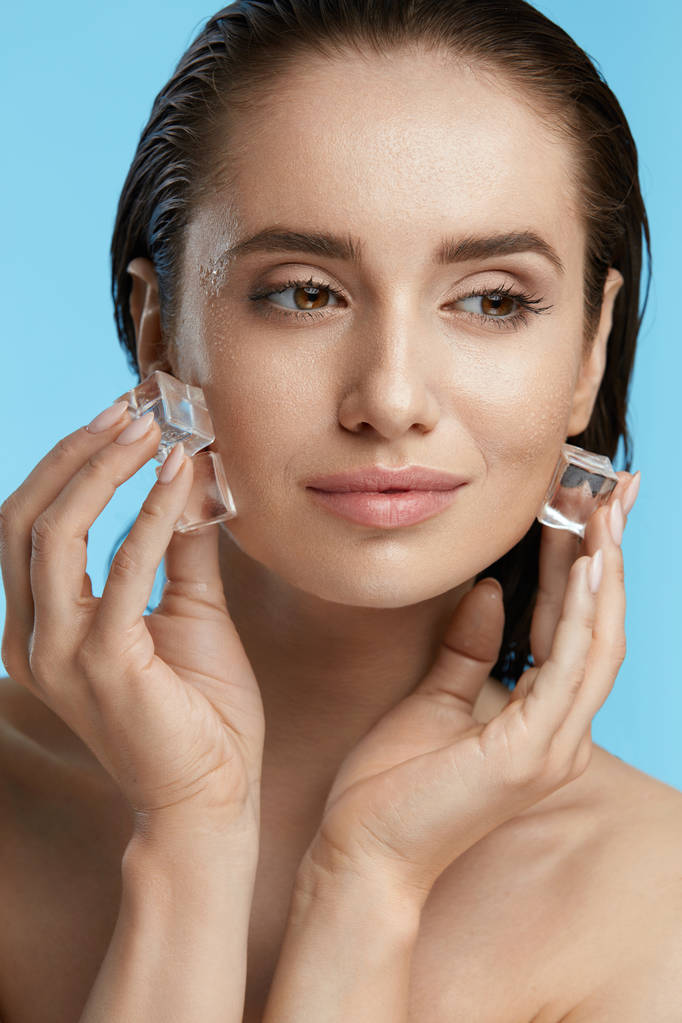 Face Skin Care. Mulher aplicando cubos de gelo
 - Foto, Imagem