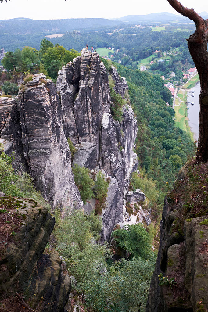Bastei Neurathen kale kalıntıları çevresinde İsviçre Saksonya kayalarda. Almanya. - Fotoğraf, Görsel