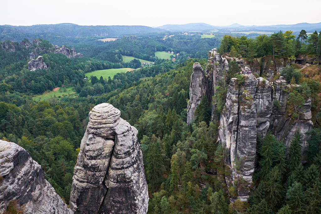 Bastei Rocas en Sajonia Suiza, alrededor de las ruinas del castillo de Neurathen. Alemania
. - Foto, imagen