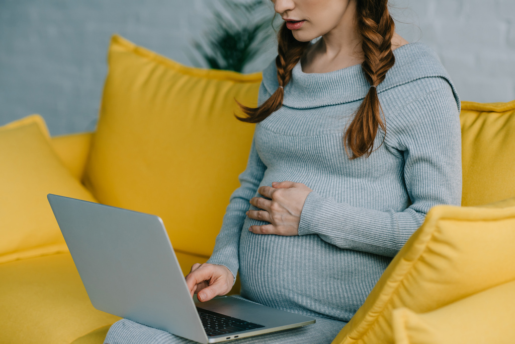 έγκυος χρησιμοποιώντας φορητό υπολογιστή - Φωτογραφία, εικόνα
