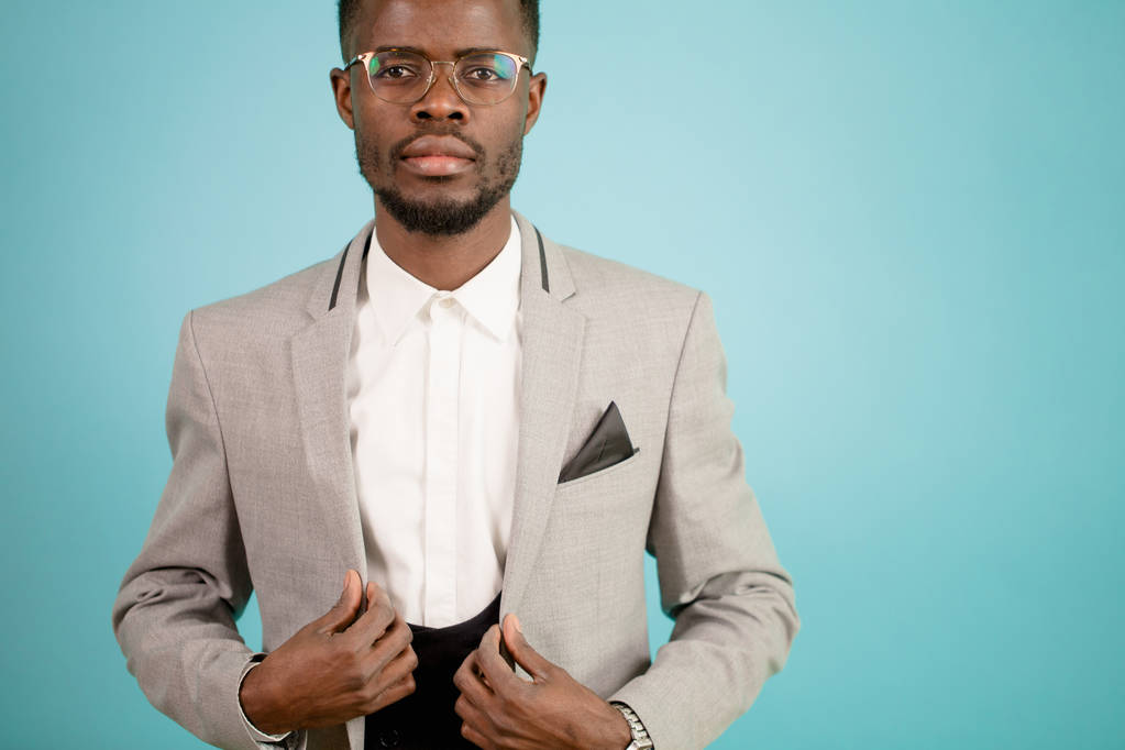 primer plano retrato recortado de hombre de negocios africano en traje blanco aislado
 - Foto, imagen