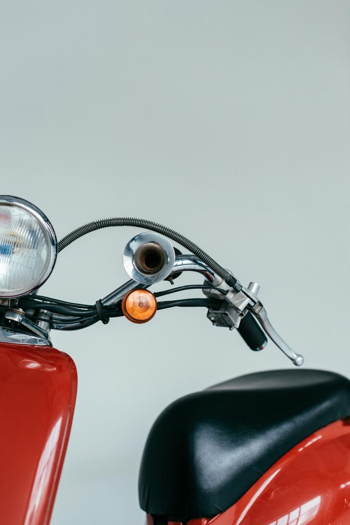 Rotes Retro-Roller-Fahrrad isoliert auf grau - Foto, Bild