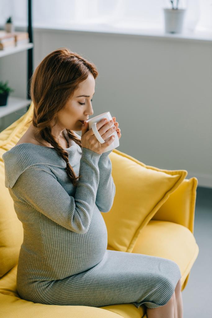 oturma odasında çay içme güzel hamile kadın yan görünüm - Fotoğraf, Görsel