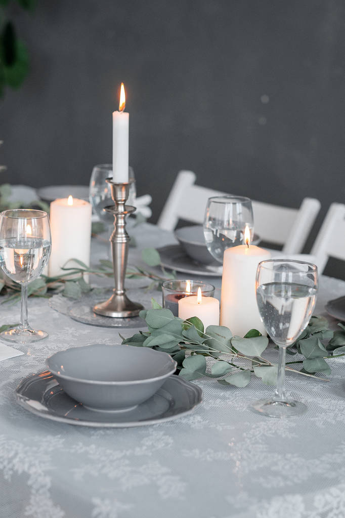Ajuste de mesa de boda o festivo. Platos, copas de vino, velas y cubiertos
 - Foto, Imagen