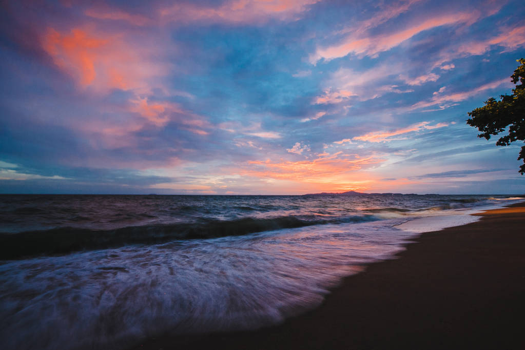 coucher de soleil rose sur la plage. Plage avec vagues au crépuscule
. - Photo, image