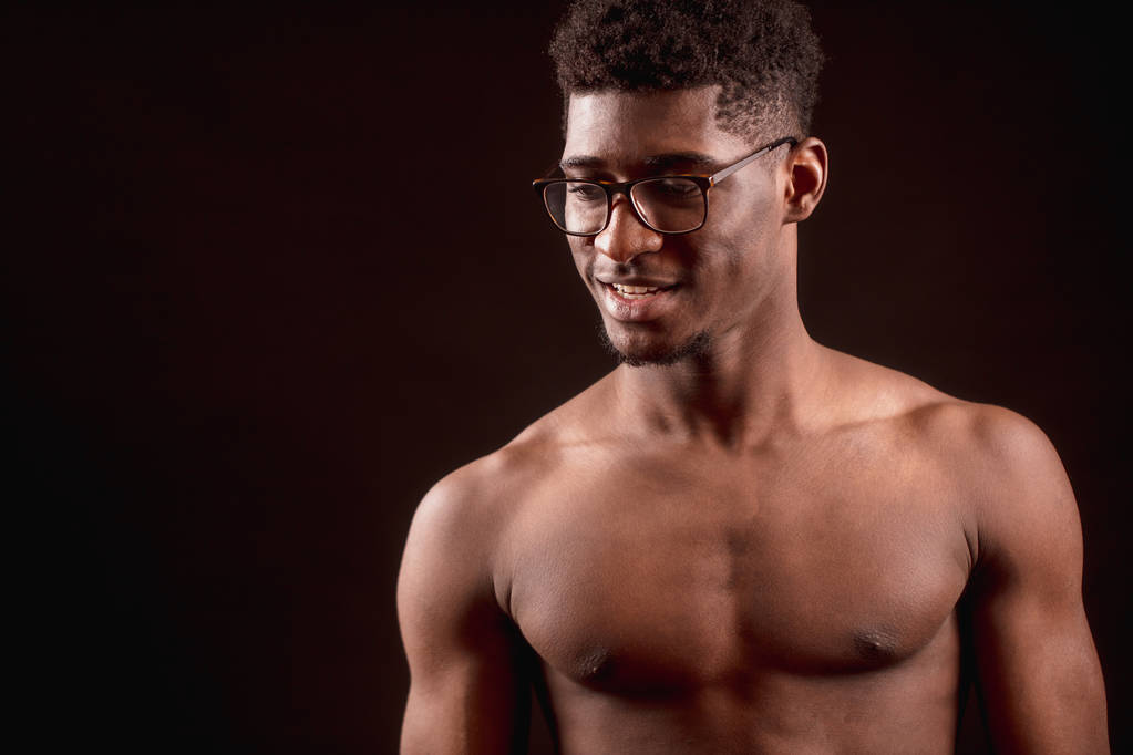 usmívající se Afro americký muž v brýlích bez clothers - Fotografie, Obrázek