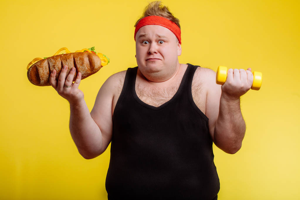 Tlustý muž výběr mezi sportem a fastfood - Fotografie, Obrázek
