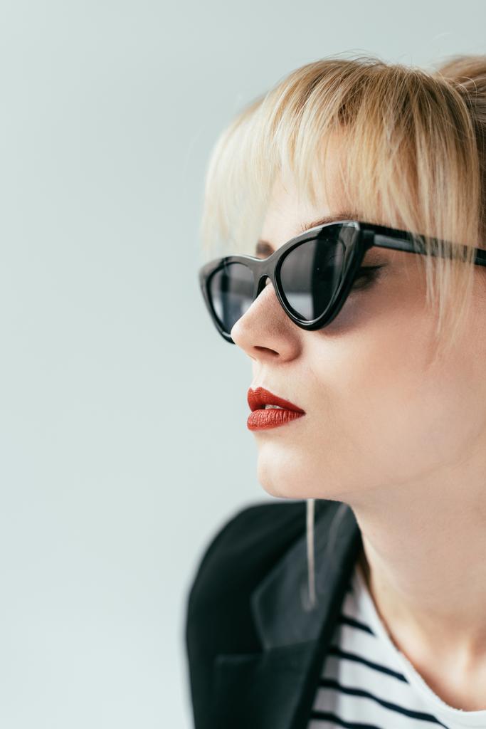 Elegáns szőke lány piros ajkak elszigetelt szürke napszemüveg - Fotó, kép