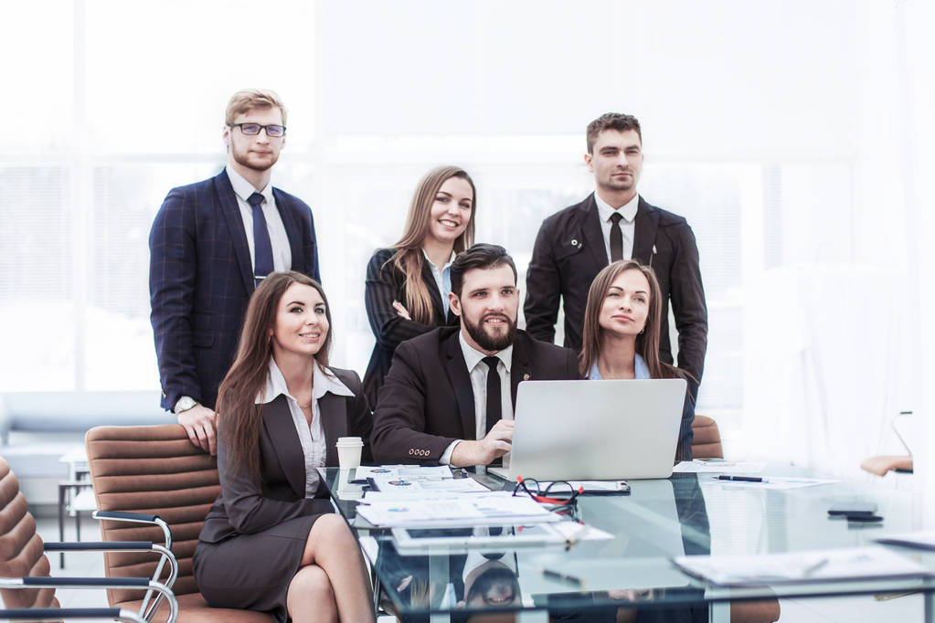 koncepcja pracy zespołowej - zespół udanego biznesu w miejscu pracy w biurze - Zdjęcie, obraz