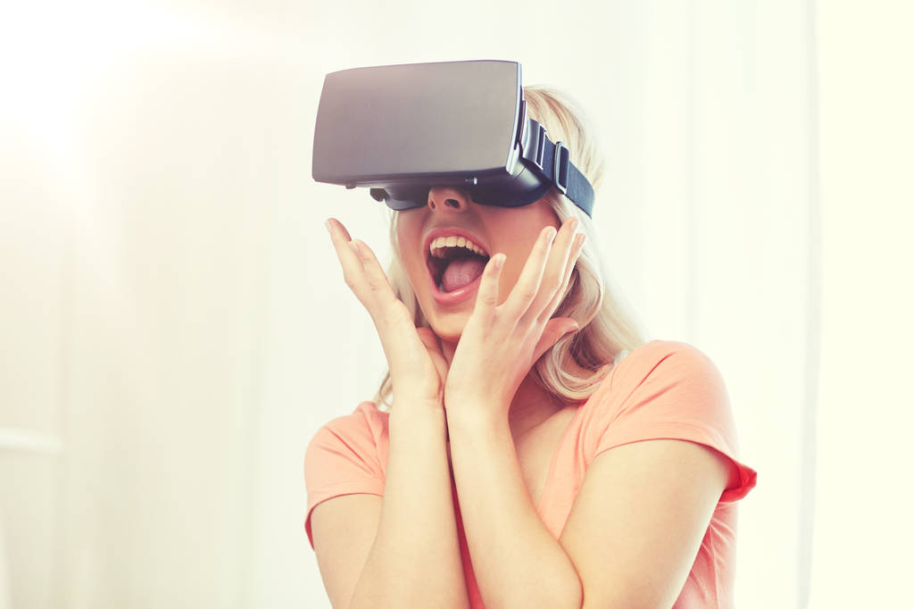 Donna in realtà virtuale auricolare o occhiali 3D - Foto, immagini