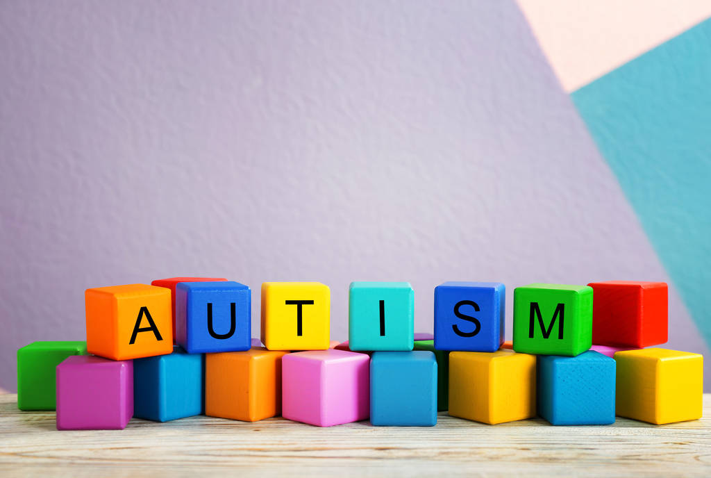 Cubos con la palabra "autismo" en la mesa
 - Foto, imagen
