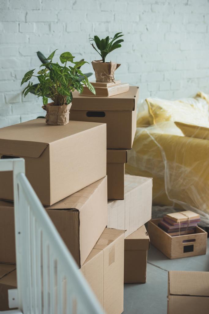 vista de cerca de cajas de cartón en la habitación
 - Foto, Imagen
