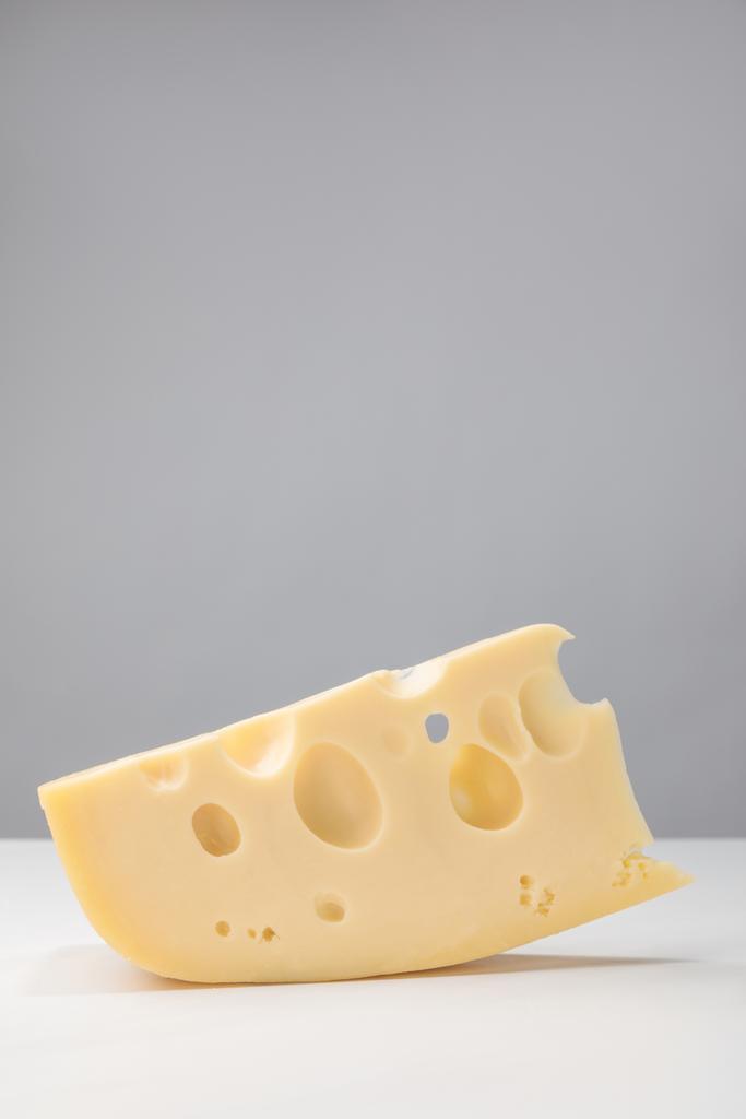 Imagen de cerca del queso maasdam en gris
 - Foto, Imagen