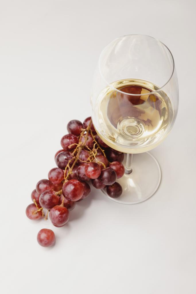 白ぶどうと白ワインのグラスのトップ ビュー - 写真・画像