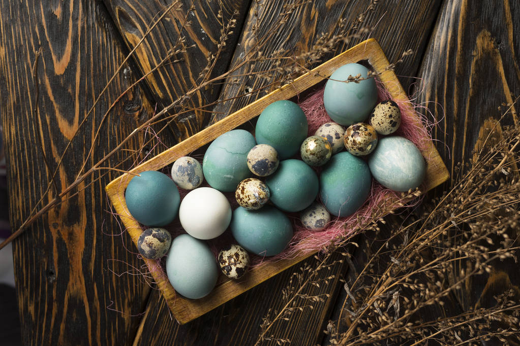 青と白と鶏の卵と木製レトロでウズラの卵  - 写真・画像
