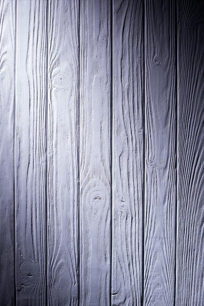 Ξύλινες σανίδες βαμμένες σε μοβ φόντο - Φωτογραφία, εικόνα