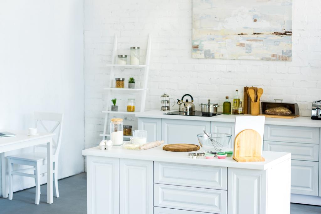 interiér lehké moderní kuchyně s Malování na zdi - Fotografie, Obrázek