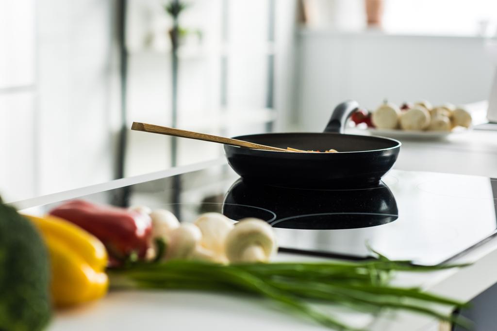 Pfanne mit leckerem Gemüse auf Elektroherd in der Küche - Foto, Bild