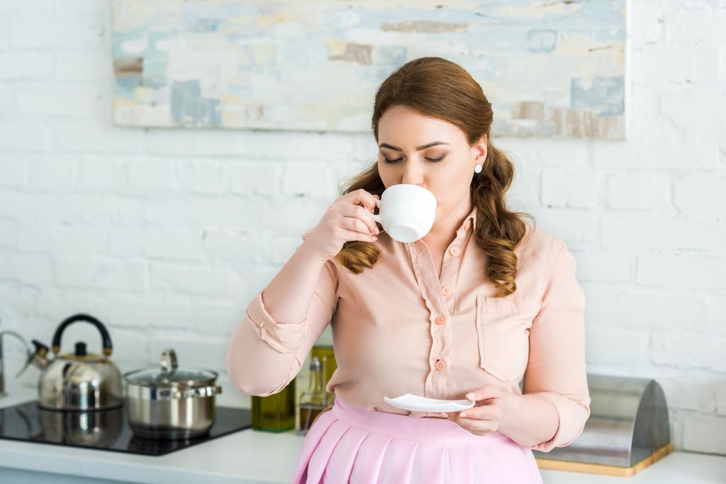 Hermosa mujer bebiendo café en la cocina - Foto, imagen