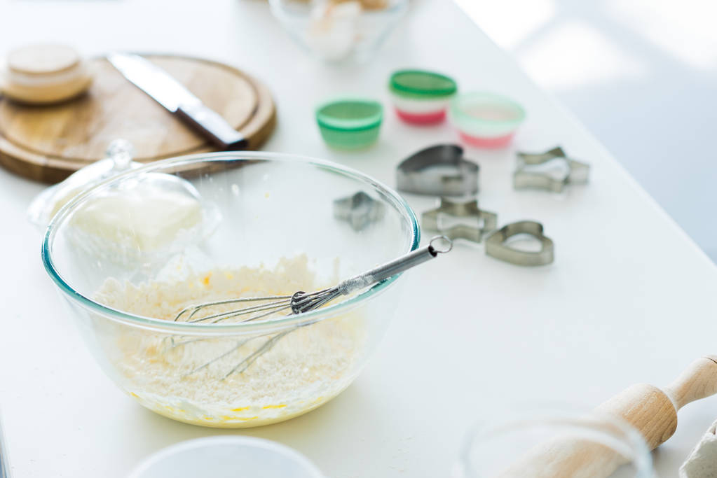 pâte avec fouet dans un bol sur le comptoir de la cuisine
 - Photo, image