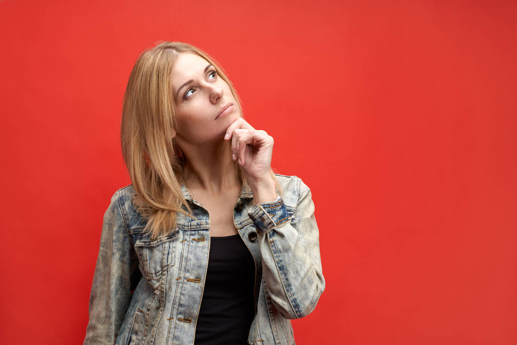 Stylový atraktivní štíhlá Mladá blondýnka studentka žena zamyšleně drží bradu a vyhledá se zádumčivým výrazem.  - Fotografie, Obrázek