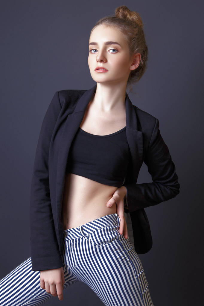Jeune fille modèle en studio sur fond noir
 - Photo, image