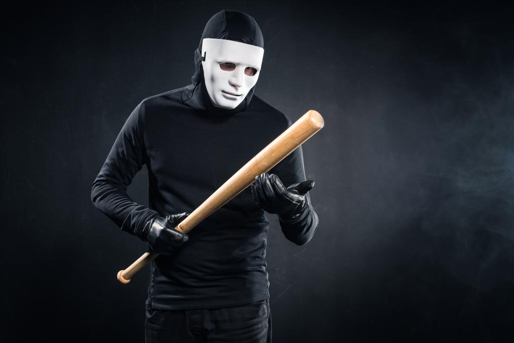 マスクと野球のバットを持ってバラクラバ刑事 - 写真・画像