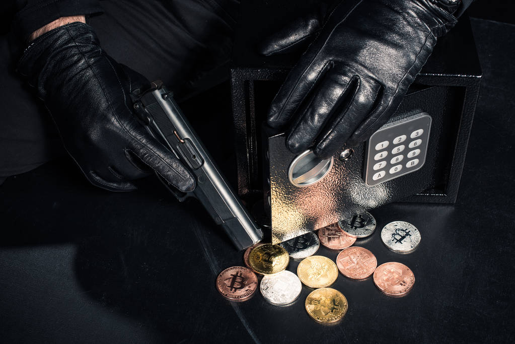 Vista de perto do ladrão com arma roubando bitcoin de cofre
 - Foto, Imagem