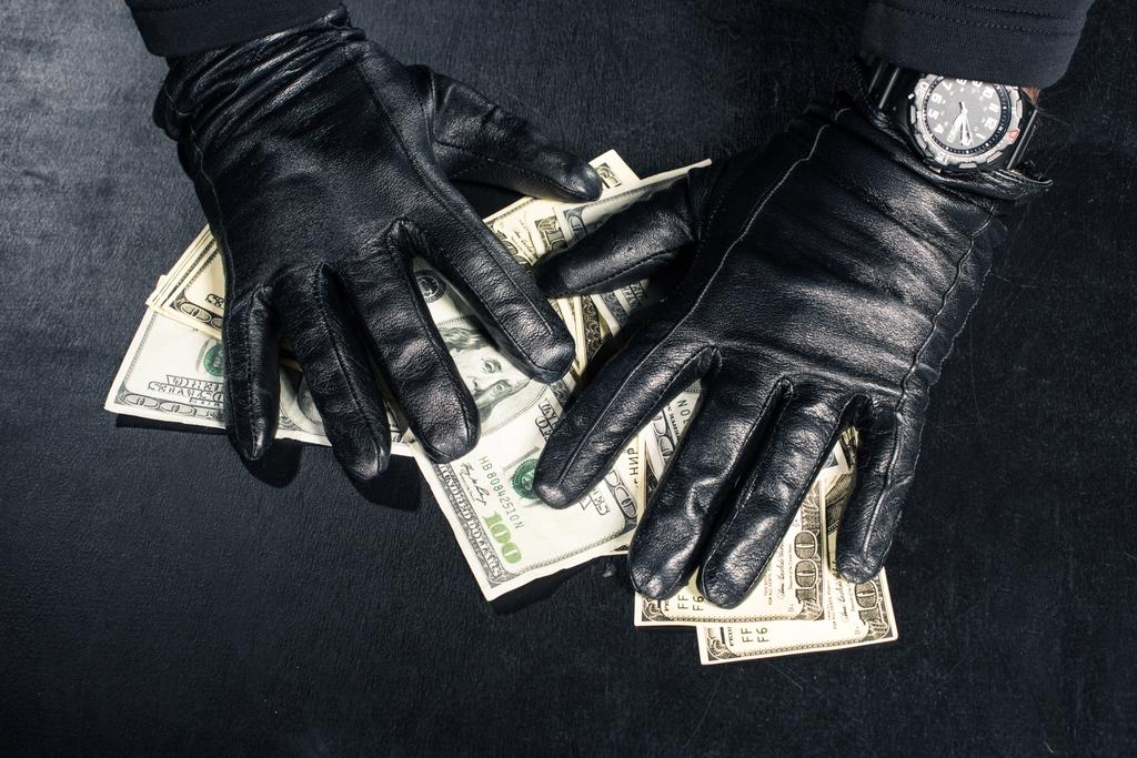 Męskie dłonie w czarne rękawiczki chwytając dolarów - Zdjęcie, obraz