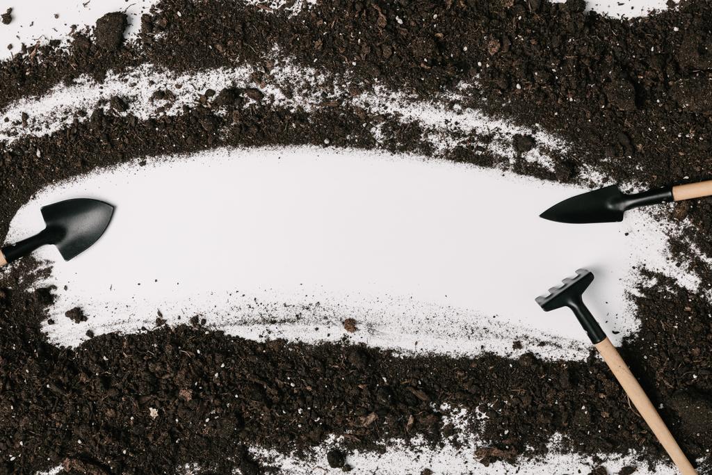 верхний вид устроенного оборудования для садоводства и почвы, изолированных на белом
 - Фото, изображение