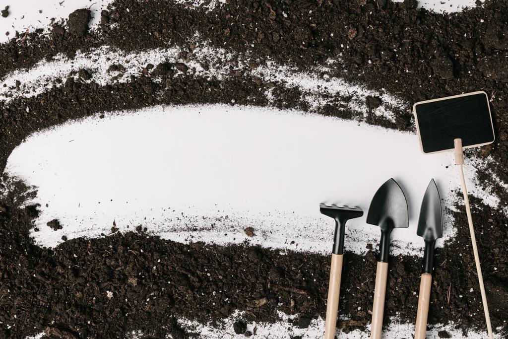 Düzenlenmiş Bahçe ekipmanları, boş yazı tahtası ve toprak üzerinde beyaz izole Üstten Görünüm - Fotoğraf, Görsel