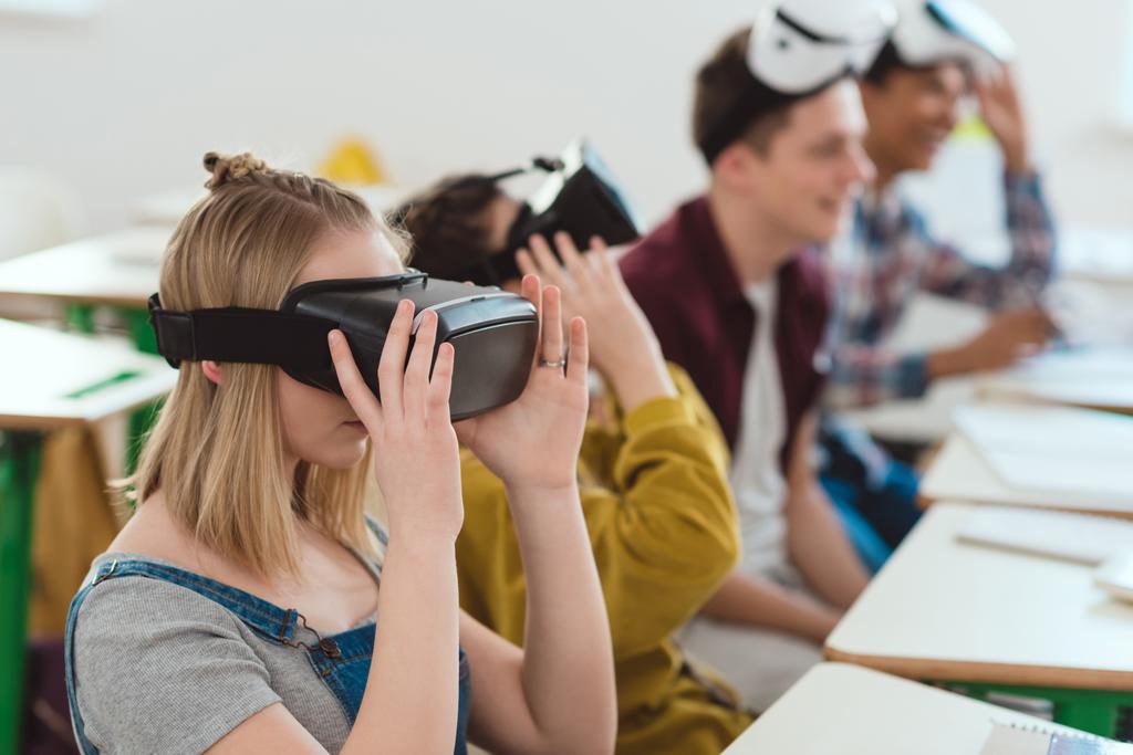 Oldalnézetből a középiskolás diákok levette a virtuális valóság fejhallgatók  - Fotó, kép