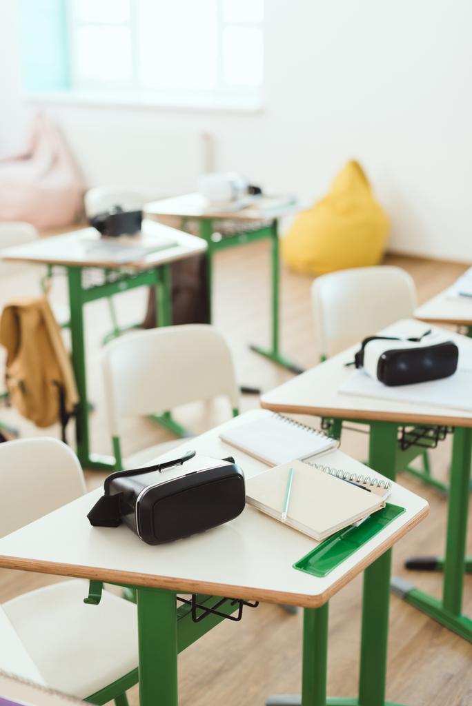 Emelt szintű kilátás virtuális valóság headset üres osztályterembe táblák  - Fotó, kép