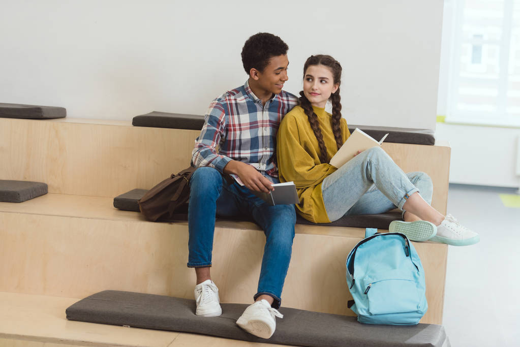 couple d'élèves du secondaire qui étudient ensemble dans un couloir scolaire
 - Photo, image