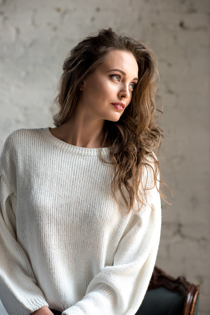流行の白いセーターがよそ見で美しい若いブルネットの少女の肖像画 - 写真・画像