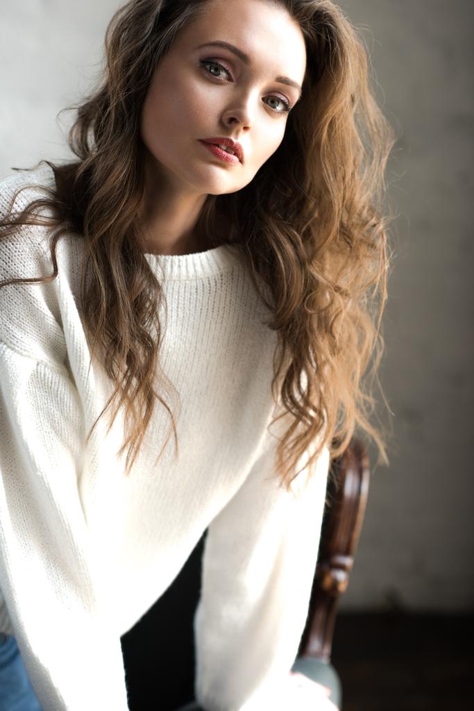 muotokuva kaunis nuori brunette nainen trendikäs valkoinen pusero katselee kameraan
 - Valokuva, kuva