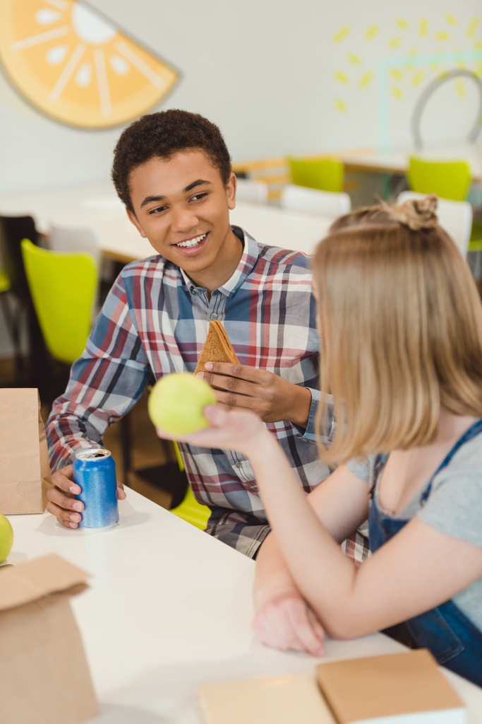 lycéens bavarder pendant le déjeuner à la cafétéria de l'école
 - Photo, image