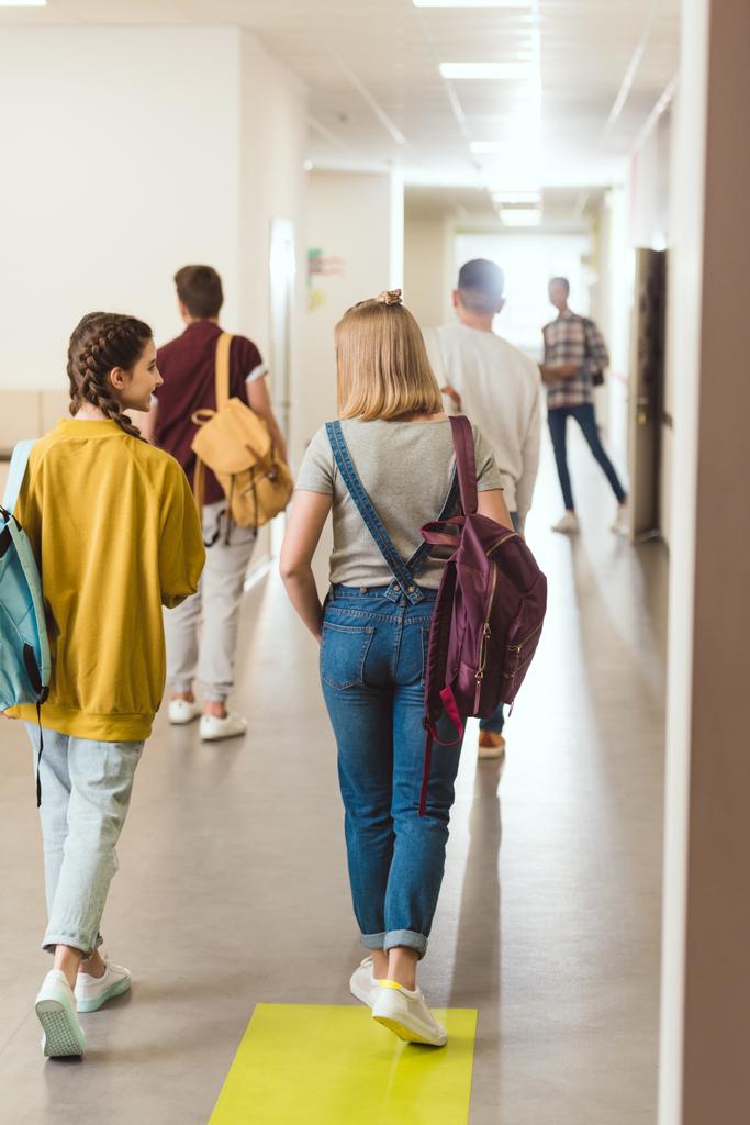 a középiskolás diákok séta iskolánkban folyosón hátsó nézet - Fotó, kép