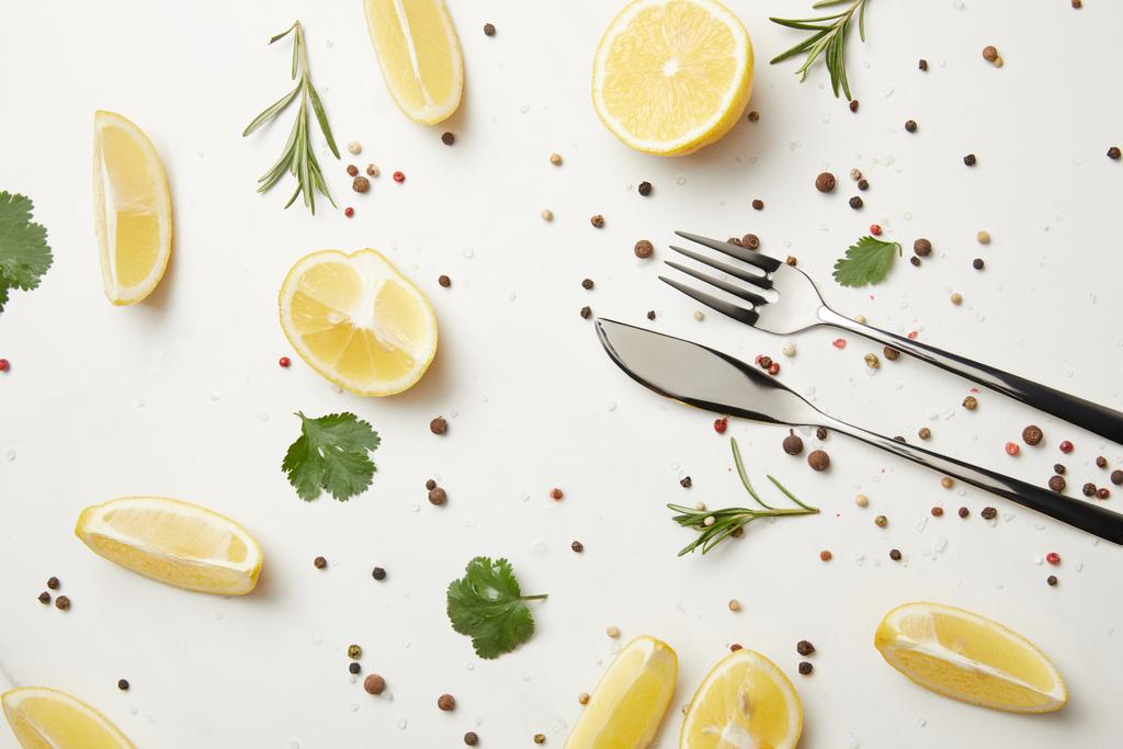 Herbes et poivre à la fourchette et couteau isolé sur blanc
 - Photo, image