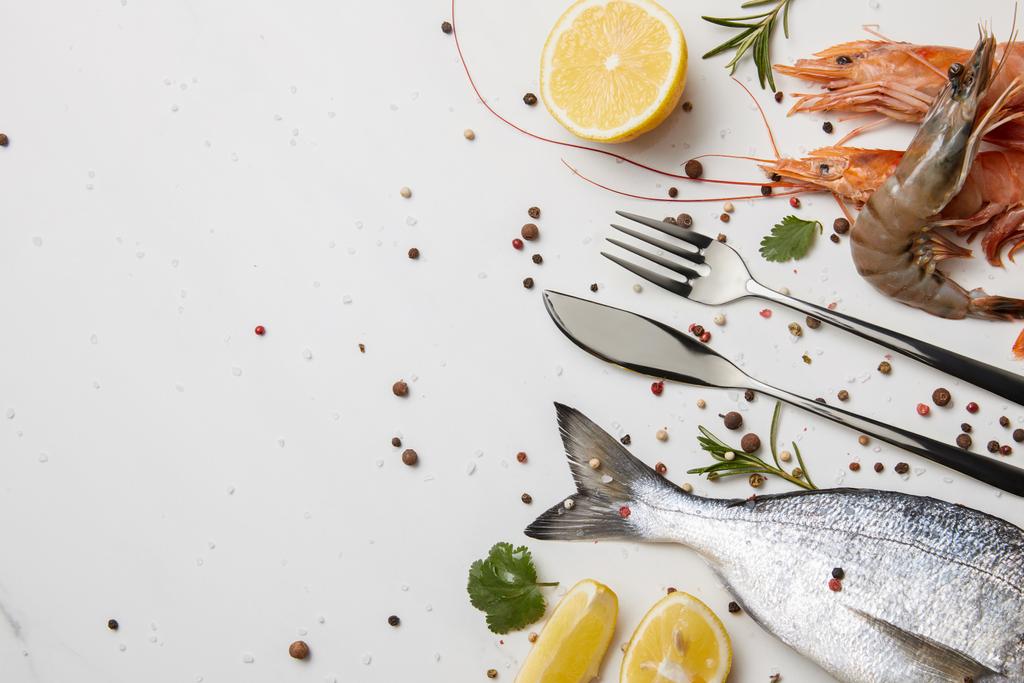 Karides ve balık baharat ve üzerinde beyaz izole çatal bıçak ile - Fotoğraf, Görsel