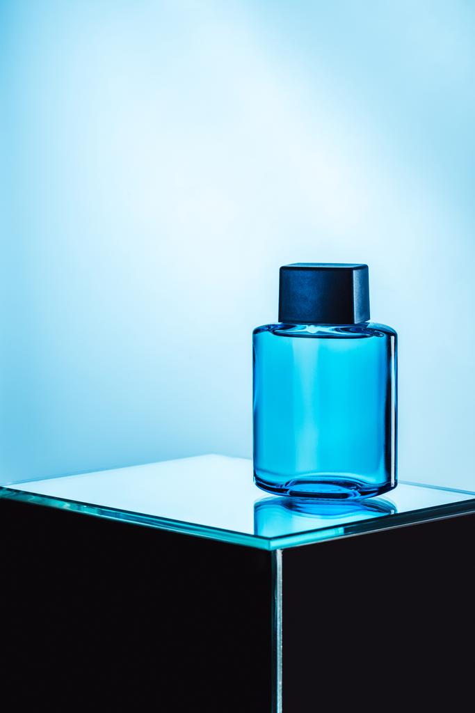 profumo uomo in flacone spray blu, su blu
 - Foto, immagini