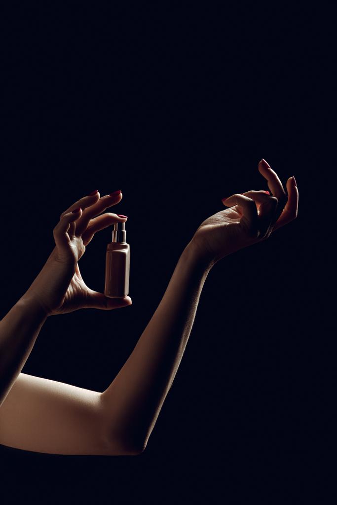 σιλουέτα του γυναικεία χέρια ψεκασμού άρωμα, απομονώνονται σε μαύρο - Φωτογραφία, εικόνα