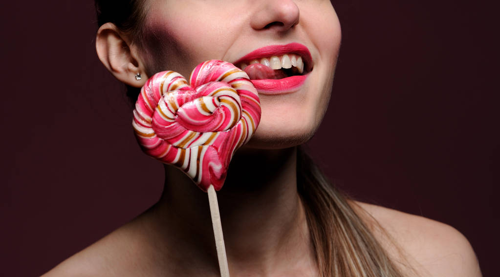 dziewczynka emocjonalność z lollipop na różowym tle - Zdjęcie, obraz