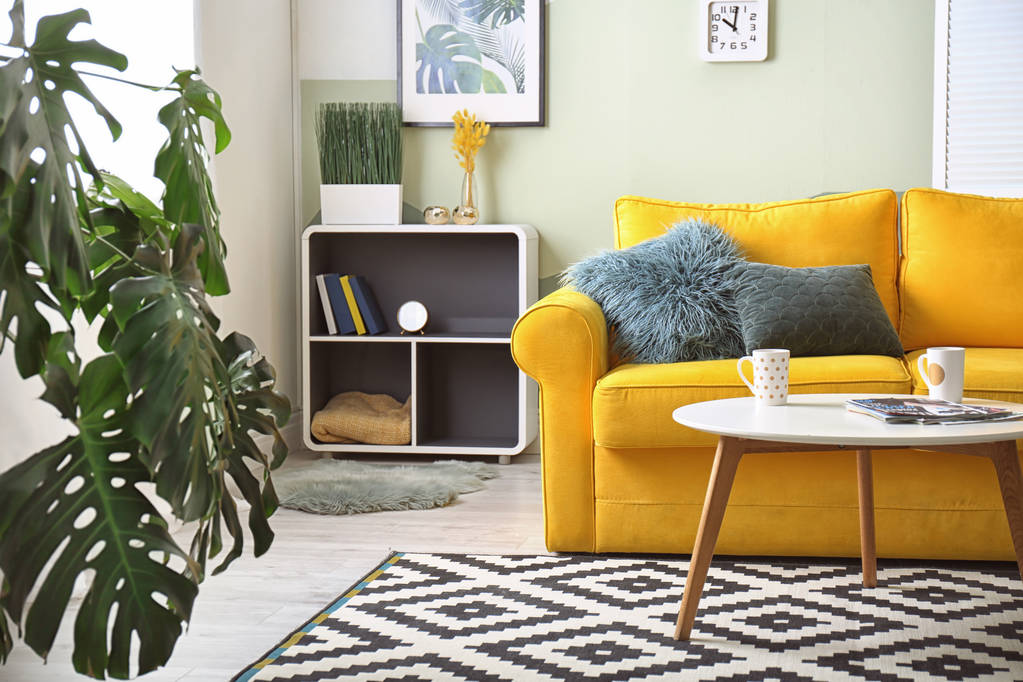 Elegante soggiorno interno con comodo divano e tavolo
 - Foto, immagini