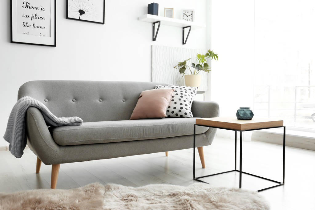 Belső hangulatos nappali kényelmes kanapé - Fotó, kép