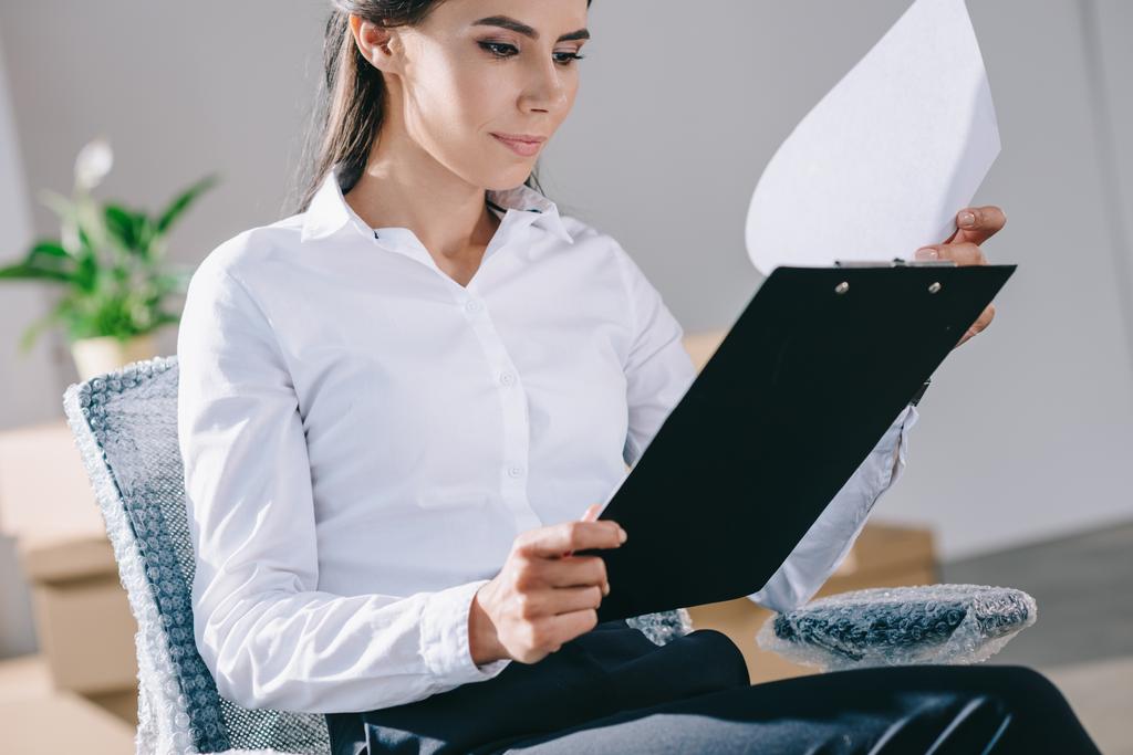 ориентированная молодая бизнесвумен, держащая планшет в новом офисе
 - Фото, изображение