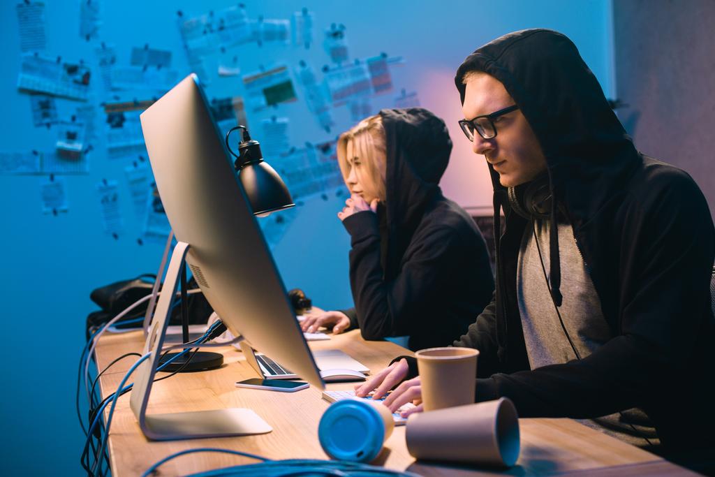 Hackerpaar arbeitet mit Computern an neuer Malware - Foto, Bild