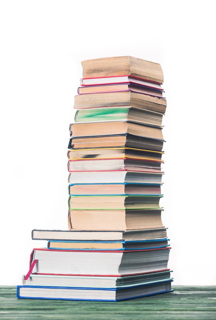 Tablo üzerinde yığılmış kitaplarla bilgi kavramı - Fotoğraf, Görsel