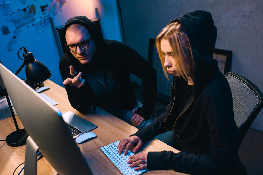 впевнена пара хакерів, які працюють над шкідливими програмами разом
 - Фото, зображення